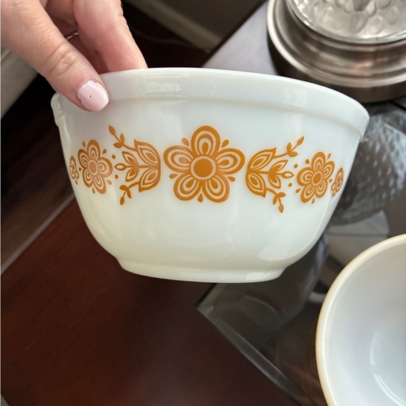 EUC ✨ Vintage Pyrex White and Goldenrod Floral Bowls - Picture 3 of 6
